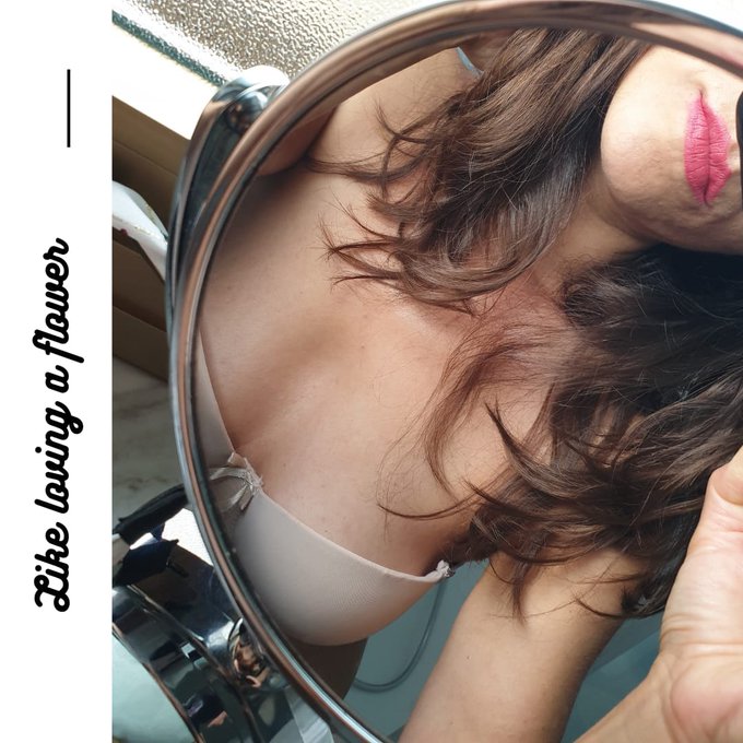 Like loving a flower🌷 @AnnabellSecrets  #sexylips  #Fridayflower  Are you curious? Take a look here: https://t<a class="tags" href="/tag/annabellsecrets">@annabellsecrets</a><a href="/tag/sexylips"class="tags">#sexylips</a><a href="/tag/fridayflower"class="tags"><span>#fridayflower</span></a>