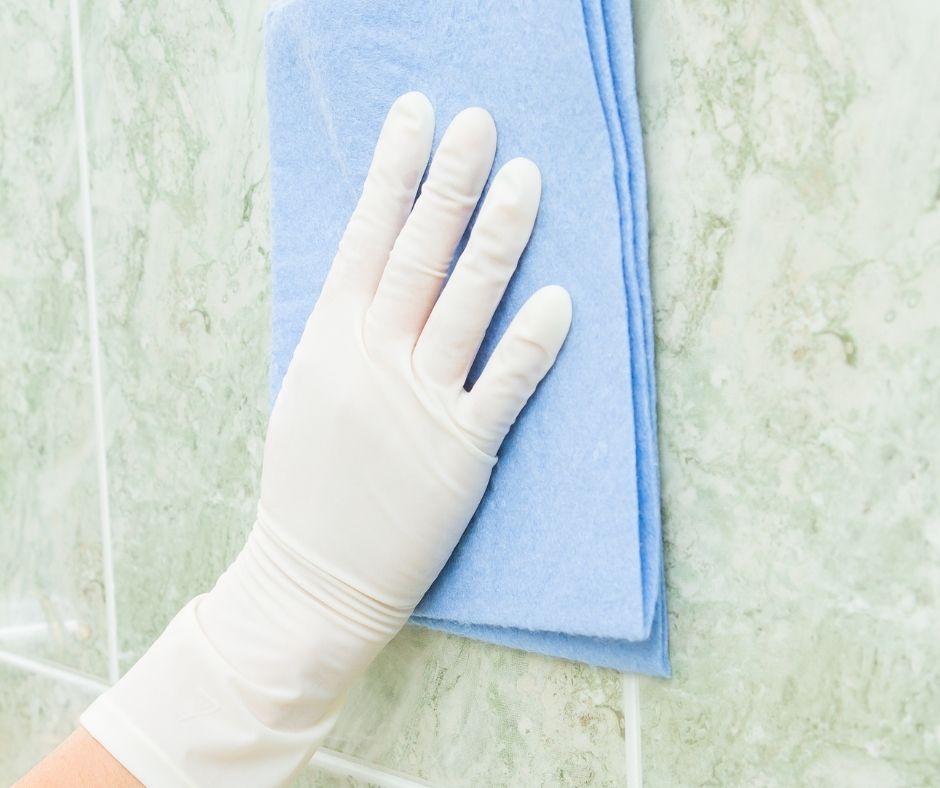ADOMISServices's tweet photo. Comment nettoyer les joints de carrelage !
🔎 Mélangez 100ml d'eau avec 200g de bicarbonate de soude. Brossez la mixture avec une brosse à dents sur vos joints et laissez reposer 10 minutes.
Finissez par vaporiser du vinaigre blanc sur les joints. https://t.co/6XcdOStndV