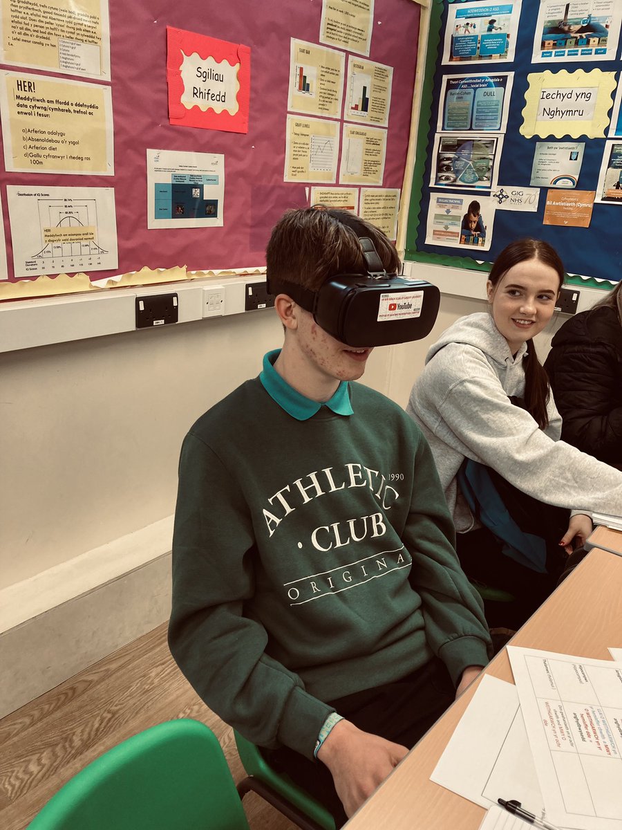 SeicolegYGGwyr's tweet photo. Year 12 psych students experiencing an MRI scan through Virtual Reality, before considering research investigating structural abnormalities of the brain and behaviour 🧠 #BrainBoxCardiff @PsychCardiffUni @WellcomeTrust @yggwyr @cbac_wjec https://t.co/xp7X5tSuxM