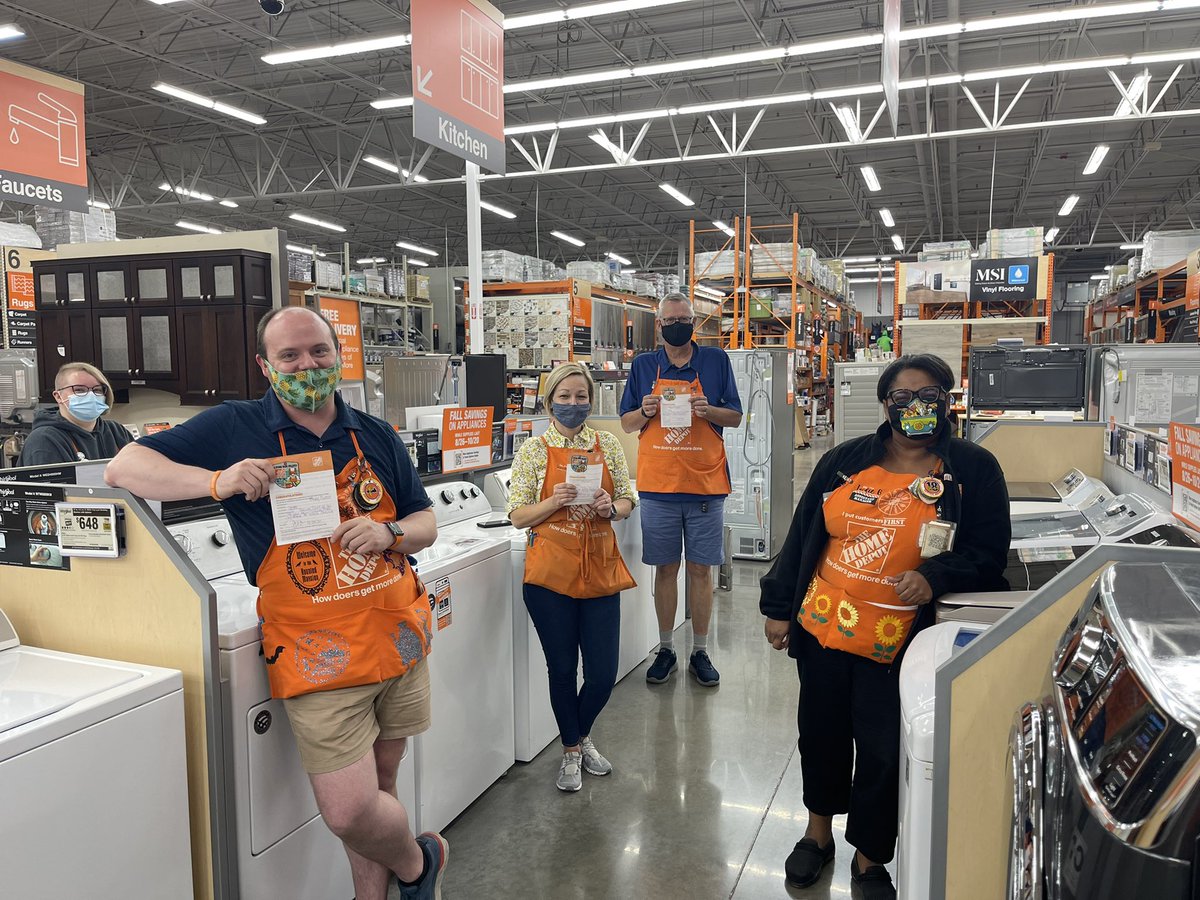 AndyCBGKY's tweet photo. Honored to get my 6th Homer Award today! Getting that Silver Badge! We were laughing and my mask moved, don’t judge me! @SasmBraxton @franbutterfly6 @Jackie88352970 @curtiscurry40 @HomeDepot https://t.co/qEUDJX7tCN