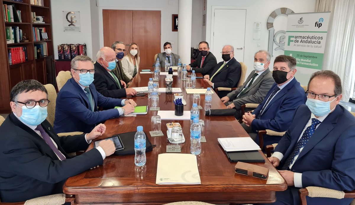 CACOF_'s tweet photo. En la reunión, mantenida en el @cofcordoba, Aguirre ha felicitado a los #farmacéuticos andaluces por su trabajo y esfuerzo, y los ha destacado como “una profesión indispensable para el sistema sanitario andaluz”. #DiaMundialFarmacéutico #DMF2021 #WorldPharmacistDay #WPD2021 https://t.co/fDsm1Dp9Uc