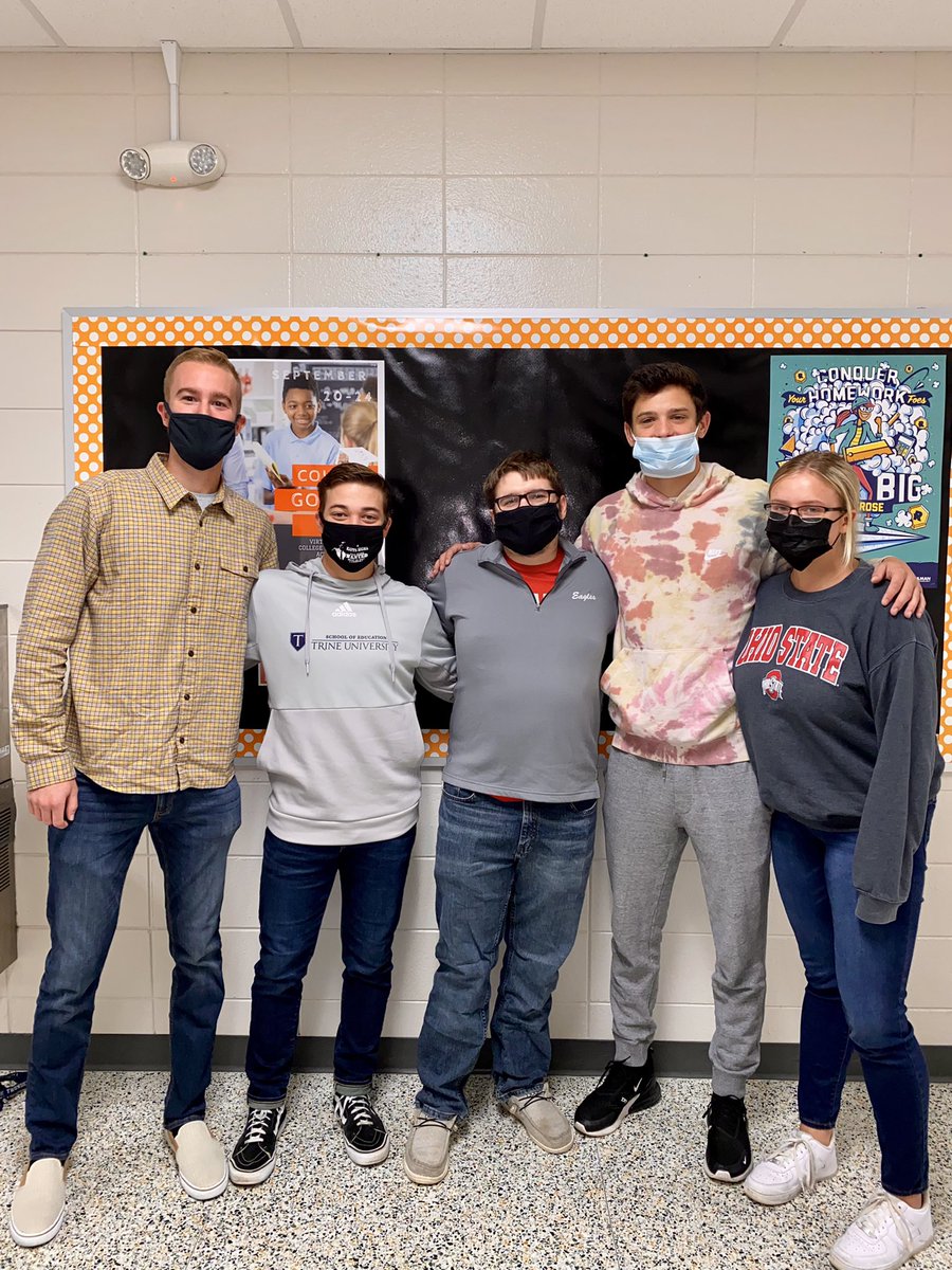 PresidentGrosse's tweet image. EDU 331, the Jefferson Middle School crew!! #TeacherByTrine #CasualFriday