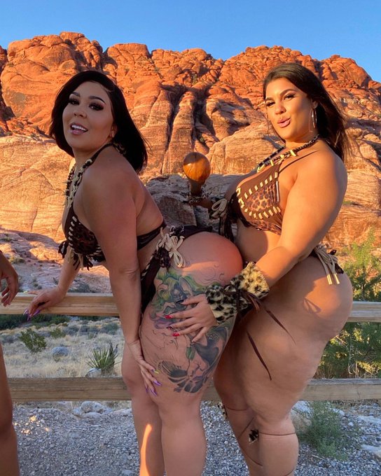 Would you give up everything for a shot at us ? 🥴🥴 #curvycanyoncuties with my gorgeous babe @RavenThickness<a href="/tag/curvycanyoncuties"class="tags"><span>#curvycanyoncuties</span></a>