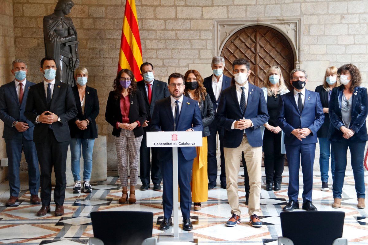 CatalunyaRadio's tweet photo. ✍️ El president Pere Aragonès confirma que avui viatjarà a Sardenya per fer costat a Carles Puigdemont: "Prou persecució política i prou repressió"
https://t.co/igk5jhnCdq https://t.co/0dtCYvYXr8