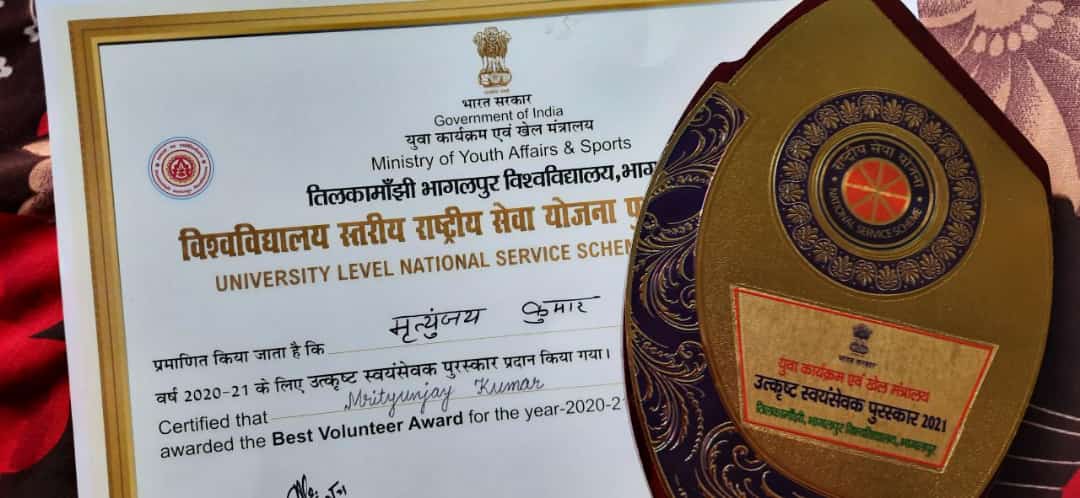 NSSMarwariClg's tweet photo. Today the Group leader of NSS Marwari College, Mr. Mritunjay Kumar honored by the Hon'ble Pro-Vice Chancellor of the University with the Best Volunteer Award 2021!
 @NSSRDPATNA @_NSSIndia @YASMinistry #NSSAwards https://t.co/oOrr4rhfK4