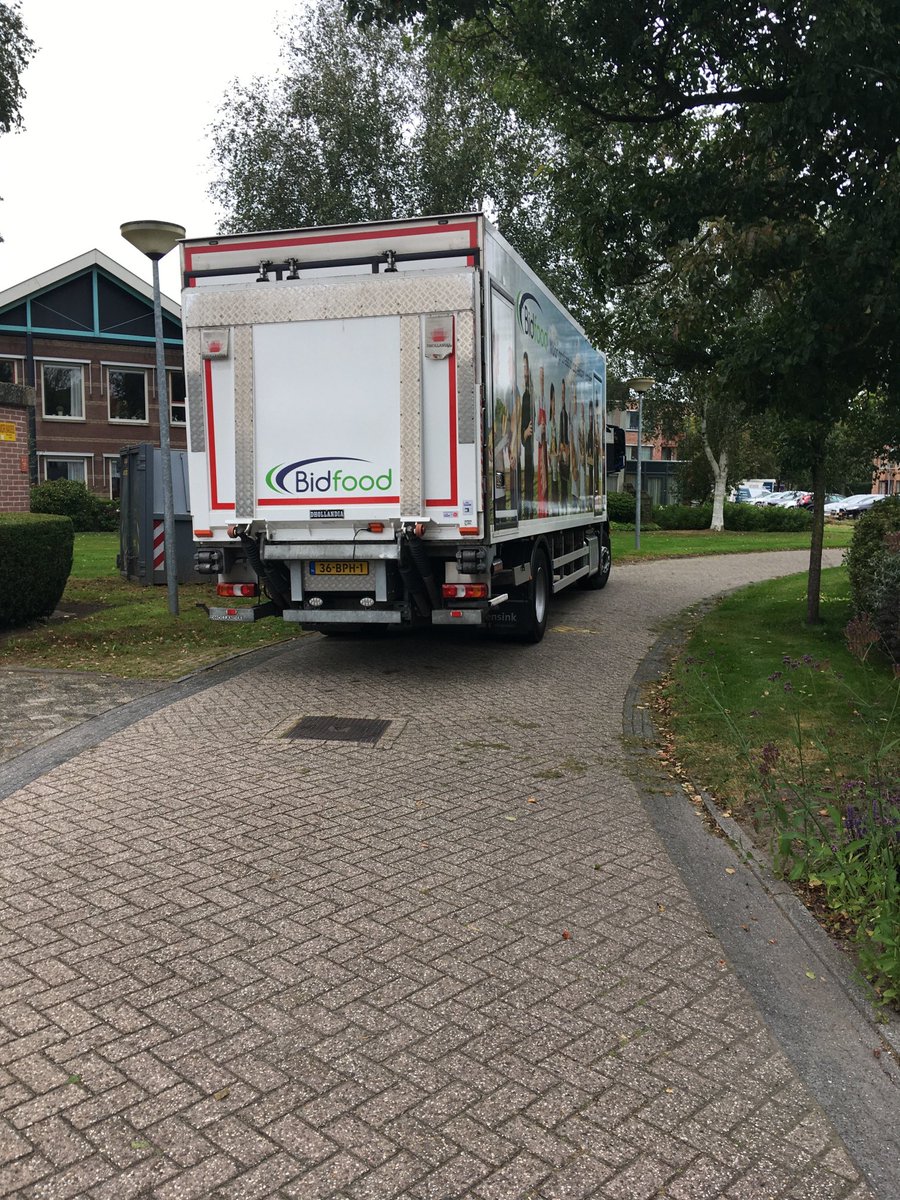 Borkmeister's tweet photo. Bevoorrading van het @derkshoes in volle gang. Gezien de naam van de leverancier zullen er geen #BruineBonen worden geleverd. Als rechtgeaarde #Drent bid je natuurlijk niet voor #BruineBonen #Westerbork https://t.co/NNaQcXBHWg