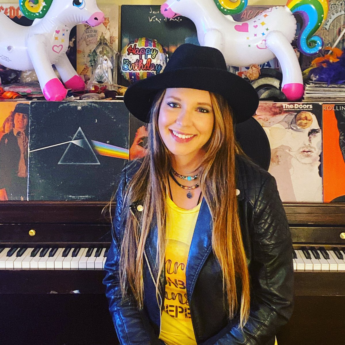 SarahAshleyNash's tweet photo. Back at it!!! Completed an amazing session last night, a video for work, and a video for Michelle. Here we go, fantastic things are in the works. ❤️

#videos #backatit #tgif #workingsession #musiclife #singersongwriter https://t.co/9nAJJFO9qm