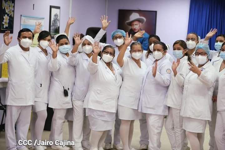 Somos2V's tweet photo. #Nicaragua Personal médico  entrando a las 3:20  de la madrugada al Hospital  Antonio  Lenín  Fonsca para  brindar atención  con amor a pacientes mayores de 30 años que recibirán  primera dosis de #Astrazeneca https://t.co/kDaP77Zf4j