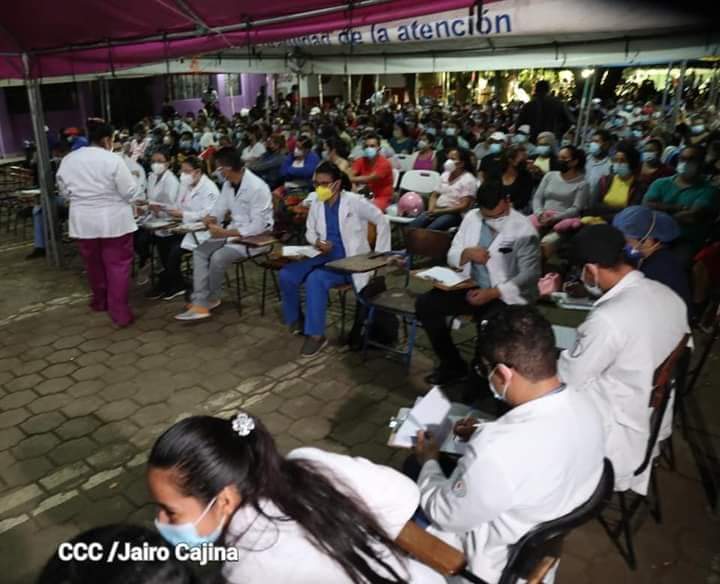 Somos2V's tweet photo. #Nicaragua Personal médico  entrando a las 3:20  de la madrugada al Hospital  Antonio  Lenín  Fonsca para  brindar atención  con amor a pacientes mayores de 30 años que recibirán  primera dosis de #Astrazeneca https://t.co/kDaP77Zf4j
