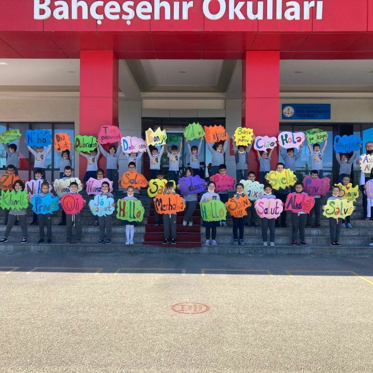 Avrupa Diller Günü kapsamında 40 ayrı dilde yazılmış Merhaba pankartlarımızla Avrupa Diller Günü’nü kutladık 
#europeandayoflanguages #bkeuropeandayoflanguages <a href="/bahcesehirk12/">Bahçeşehir Kolejleri</a> @vahaplk3 @matthewbenton