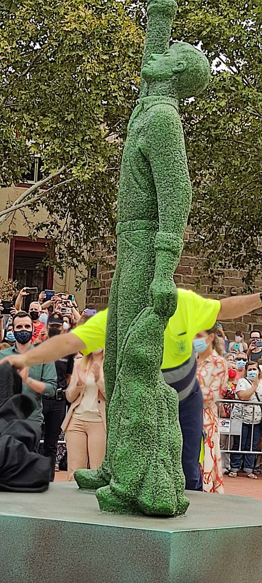 TurismoAND's tweet photo. 📸Linares descubre su estatua de vidrio reciclado en homenaje a @RAPHAELartista

💚Nuestro Embajador de Andalucía en los #PremiosTurismoAND 2020

📌Con la asistencia de DG de AdministraciónLocal @joaquinsidro junto a @MaribelLozano_ y las DT @Marian_Adan_Paz y @_Raquel_Morales ▶ https://t.co/gLEngViMBp