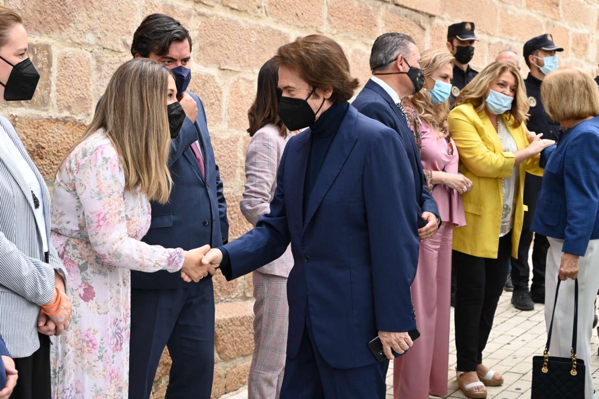 TurismoAND's tweet photo. 📸Linares descubre su estatua de vidrio reciclado en homenaje a @RAPHAELartista

💚Nuestro Embajador de Andalucía en los #PremiosTurismoAND 2020

📌Con la asistencia de DG de AdministraciónLocal @joaquinsidro junto a @MaribelLozano_ y las DT @Marian_Adan_Paz y @_Raquel_Morales ▶ https://t.co/gLEngViMBp
