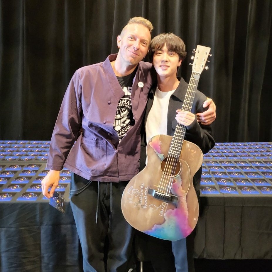 jimincIoud's tweet photo. chris martin gifted seokjin his guitar after he said it looks cool and even wrote jin worldwide handsome along with his signature.. they are the cutest 🥺 https://t.co/RzxzWMOUqO