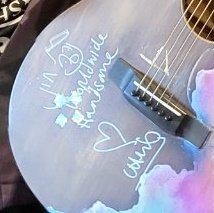 jimincIoud's tweet photo. chris martin gifted seokjin his guitar after he said it looks cool and even wrote jin worldwide handsome along with his signature.. they are the cutest 🥺 https://t.co/RzxzWMOUqO