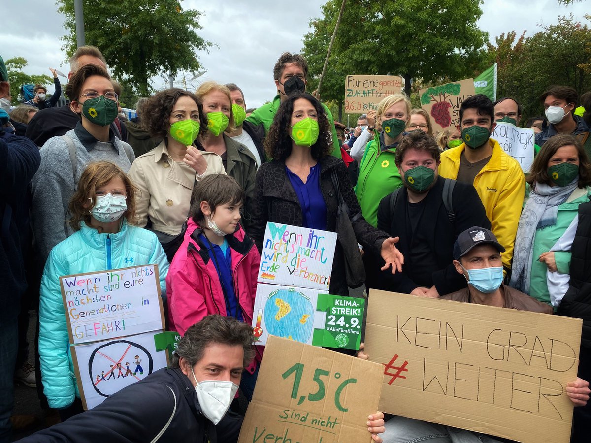Bettina_Jarasch's tweet photo. Gut, dass so viele Jugendliche und auch Erwachsene nochmal ein deutliches Zeichen setzen! Die Klimakrise verträgt kein weiteres Trödeln. Die nächsten Jahre werden entscheidend sein. #Klimastreik #diesmalgrün #KlarGehtDas https://t.co/kiIQVncWwL