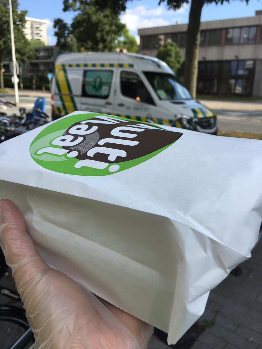 DierenAmsterdam's tweet photo. We kregen ook nog een heerlijk taartje mee #dank
Wij zeggen: volgende week weer een soessijs bij de #Multivlaai op de #VanLeyenberglaan #Gelderlandplein want vlaai viel erg in de smaak! #Vrijwilligers #Dierenambulance #Amsterdam #duif https://t.co/hp10PfAJkO