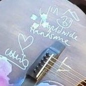 jjkfied's tweet photo. CHRIS MARTIN GAVE SEOKJIN HIS GUITAR WITH A “WORLDWIDE HANDSOME” WRITTEN ON IT 🥺 https://t.co/WyrOwE5N75