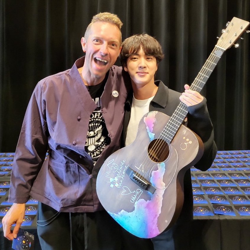 jjkfied's tweet photo. CHRIS MARTIN GAVE SEOKJIN HIS GUITAR WITH A “WORLDWIDE HANDSOME” WRITTEN ON IT 🥺 https://t.co/WyrOwE5N75
