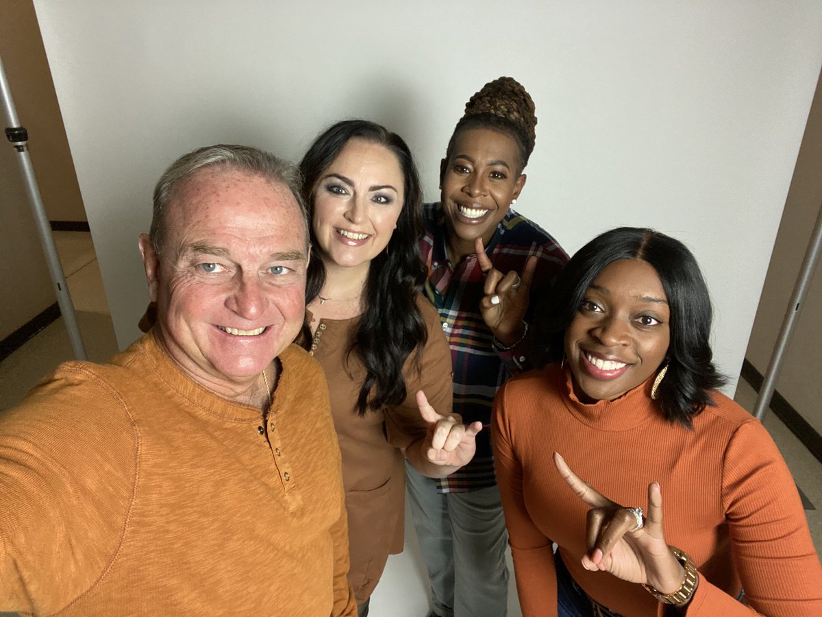 CoachVic_UT's tweet photo. Picture Day here on The 40 Acres. Always a beautiful day. #HookEm #Repin4OurState https://t.co/KZXJrJB1Mt