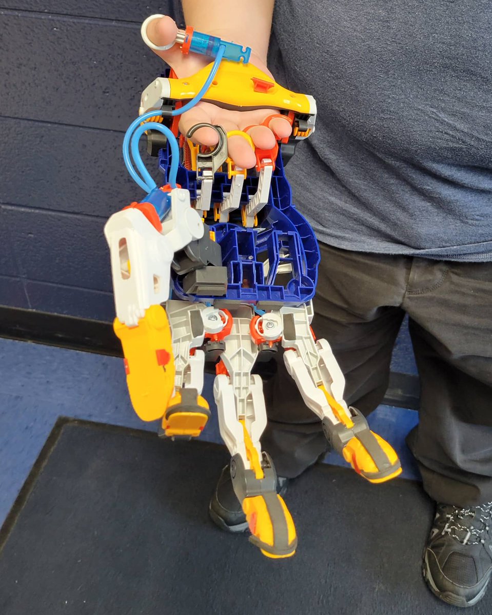 FoleyMiddle's tweet photo. ๐ค Foley Show & Tell ๐ค
6th grader Micah Foreman brought in his Robotic Hand he built from a STEM Kit to share with his Science class and teachers. Awesome build, Micah! ๐ค
#foleywarriors #foleypride #STEM #STEAM https://t.co/dnXEmay6NL
