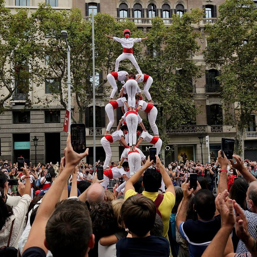 Cultupopularbcn's tweet photo. Aquest matí el Passeig de Gràcia s'ha omplert de cultura popular amb motiu dels 150 anys de la Festa Major! 🎉

Recordeu que a la tarda podreu seguir en directe la Cavalcada i la Festa del Foc! 💥🐉

#culturapopular #Barcelona #LaMercè #castellers #castells #FestaMajor #gegants https://t.co/TrpAKJGuQa