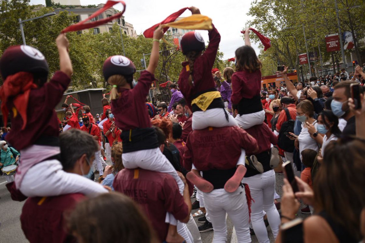 Cultupopularbcn's tweet photo. Aquest matí el Passeig de Gràcia s'ha omplert de cultura popular amb motiu dels 150 anys de la Festa Major! 🎉

Recordeu que a la tarda podreu seguir en directe la Cavalcada i la Festa del Foc! 💥🐉

#culturapopular #Barcelona #LaMercè #castellers #castells #FestaMajor #gegants https://t.co/TrpAKJGuQa