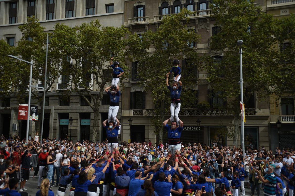 Aquest matí el Passeig de Gràcia s'ha omplert de cultura popular amb motiu dels 150 anys de la Festa Major! 🎉

Recordeu que a la tarda podreu seguir en directe la Cavalcada i la Festa del Foc! 💥🐉

#culturapopular #Barcelona #LaMercè #castellers #castells #FestaMajor #gegants