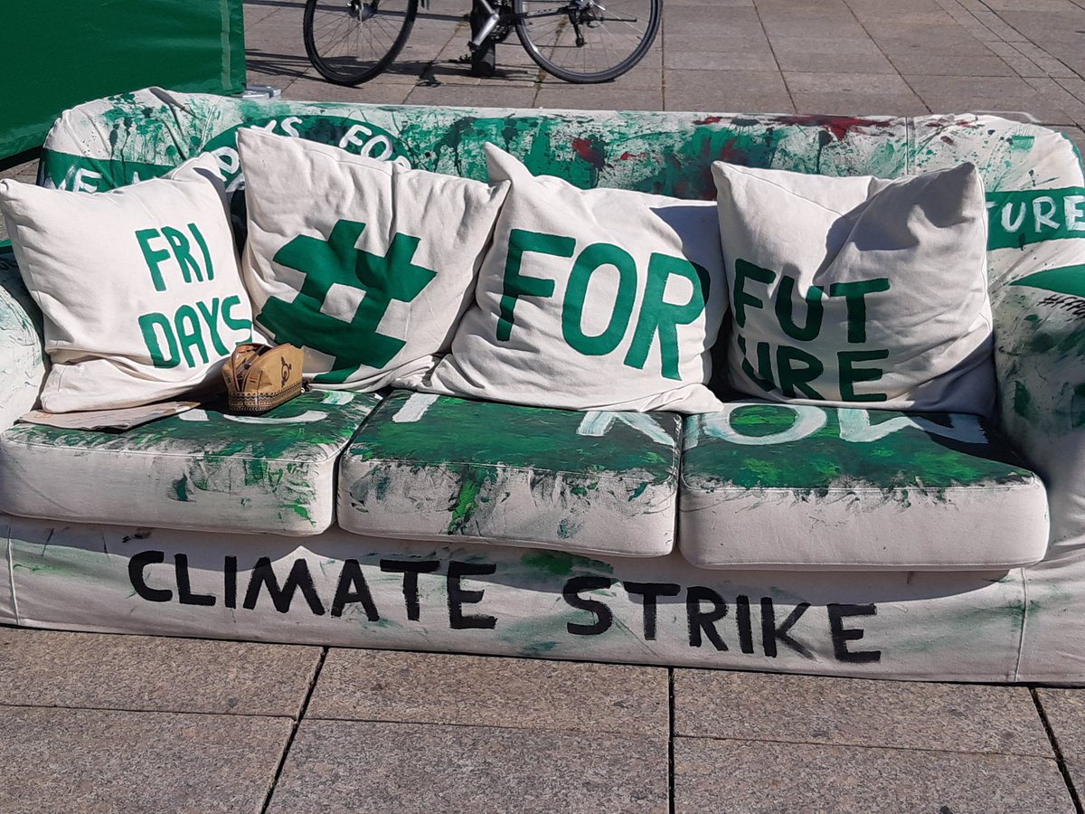 Ein weißes Sofa steht auf dem Münsterplatz bemalt mit grüner Farbe und Fridays for future und climate Strike