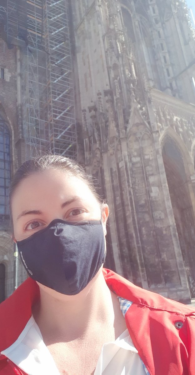 Anja mit Maske vor dem Münster