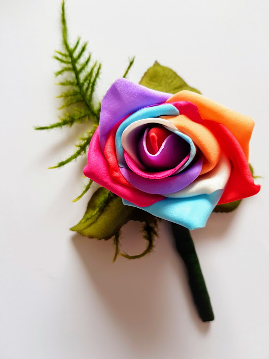 InWorkHub's tweet photo. So much interest in the handmade boutonnieres already! Here's some more of our Fiona's work 🌺#shoplocal #smallbusiness #florist #greenock #inverclyde https://t.co/Mq9xBD82TL