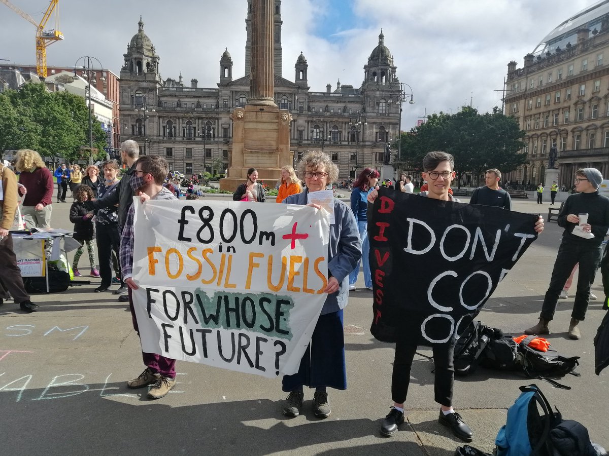 DivestSPF's tweet photo. Representing #diveststrathclyde at the #schoolclimatestrike! 800min fossil fuels is exactly £800m too much! We must kick polluters out! https://t.co/vjdtPJ76xB