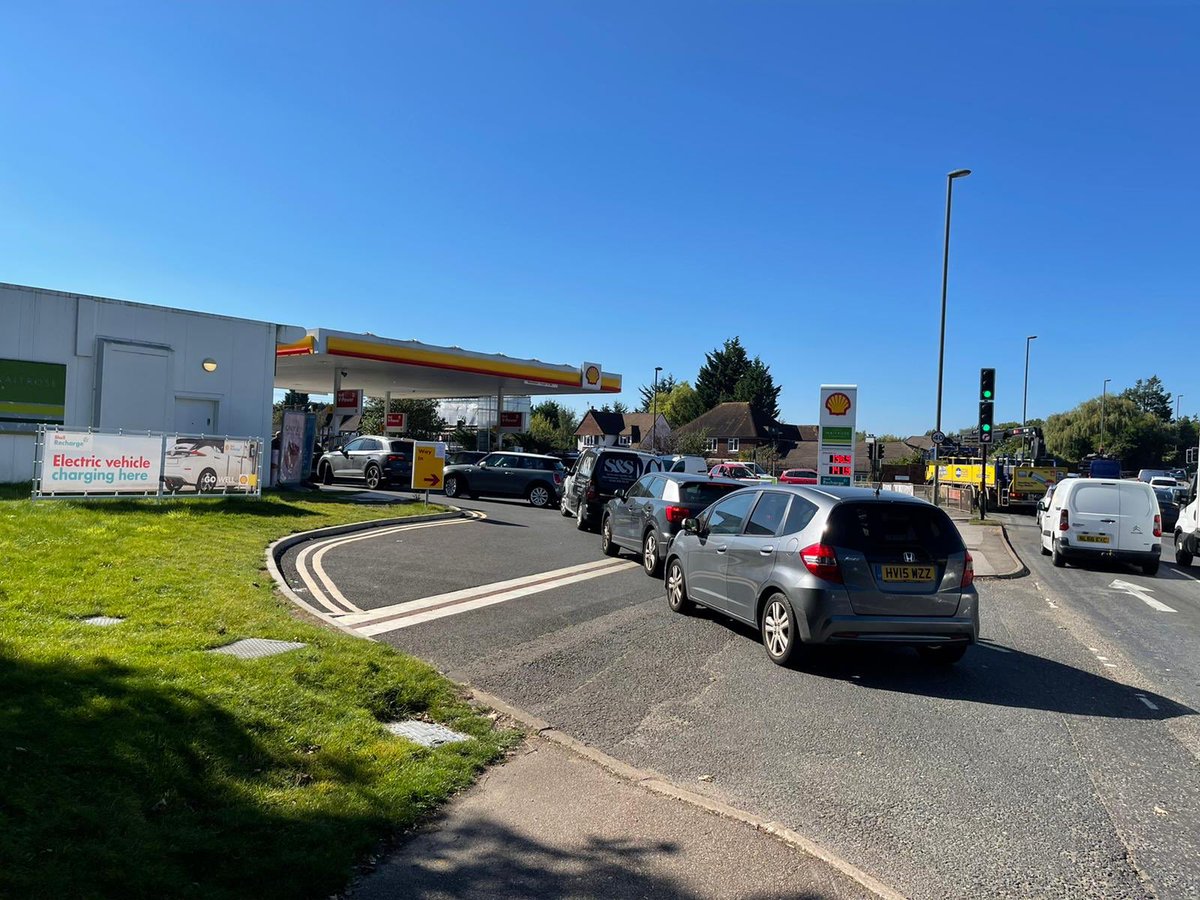 ElmbridgeLibDem's tweet photo. Odd that these global shortages are only impacting Britain.

This is Hinchley Wood petrol station.  We are told it’s chaotic and they are out of diesel.

#ToryIncompetence 
#BrexitShambles https://t.co/Ad09wwfPrp