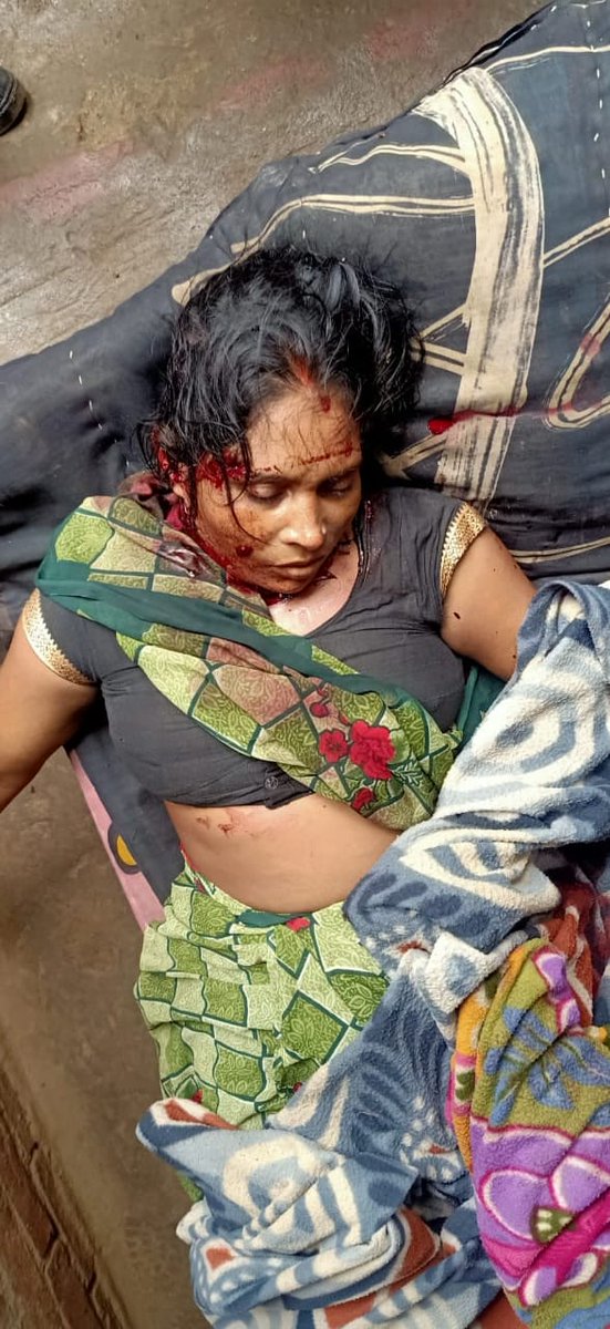 प्रयागराज- होलागढ़ थानांतर्गत जगदीशपुर मसनी गोंडवा गांव में मां बेटी की गला रेत कर हत्या कर दी गई है जो अनुसूचित समाज से आते हैं, यूपी में हत्या आम बात हो गई है चारो तरफ अपराधियों का तांडव मचा हुआ है #यूपी_में_जंगलराज
<a href="/prayagraj_pol/">POLICE COMMISSIONERATE PRAYAGRAJ</a> <a href="/dgpup/">DGP UP</a> <a href="/ADGZonPrayagraj/">ADG Zone Prayagraj</a> <a href="/igrangealld/">IG Range Prayagraj</a> <a href="/Uppolice/">UP POLICE</a>