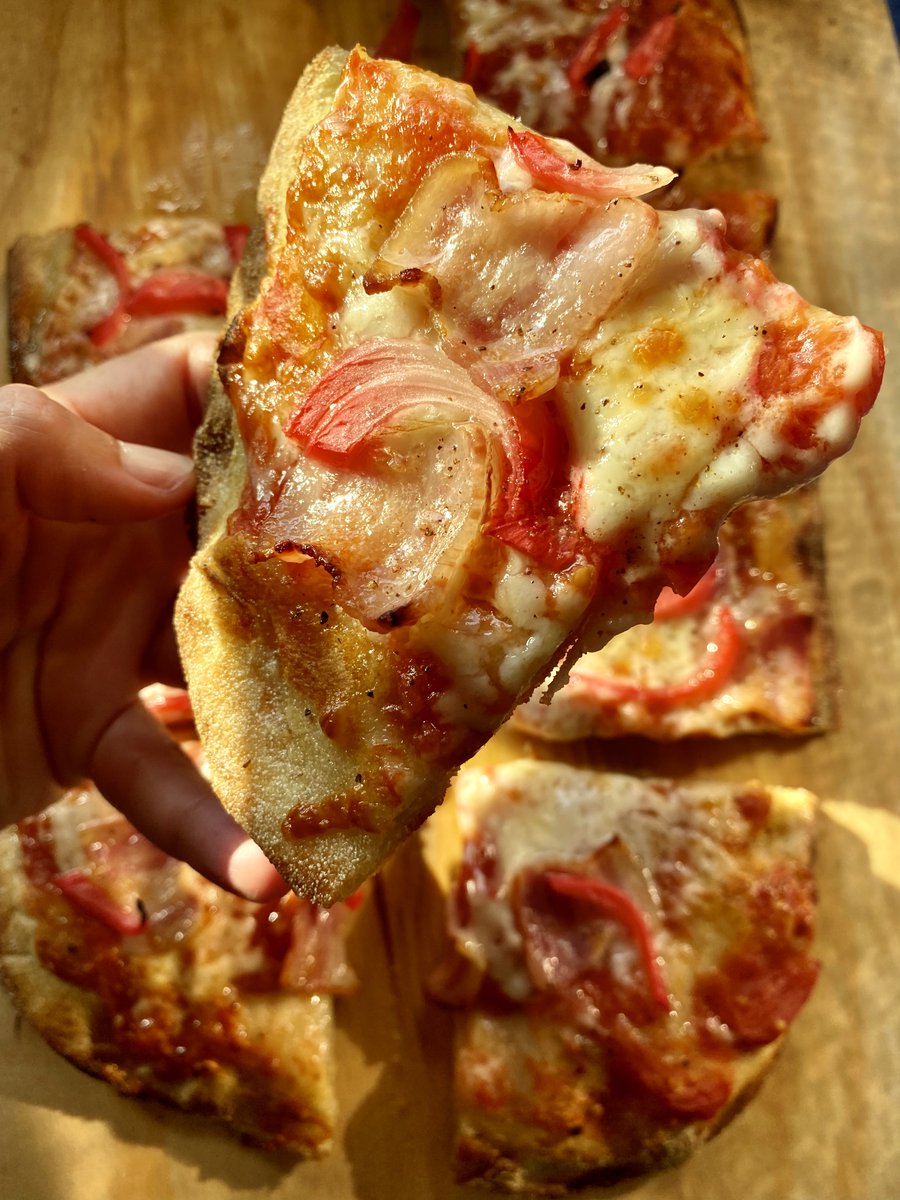 ¡Pizza day! La pizza es sencilla, tomate, queso y bacón, pero en lugar de poner la cebolla en crudo vamos a ponerla encurtida, más ácida y aromatizada.
¡Tienes la tarde perfecta! 🍕🍕
👉 youtu.be/ombjibMyhgQ 
#pizza