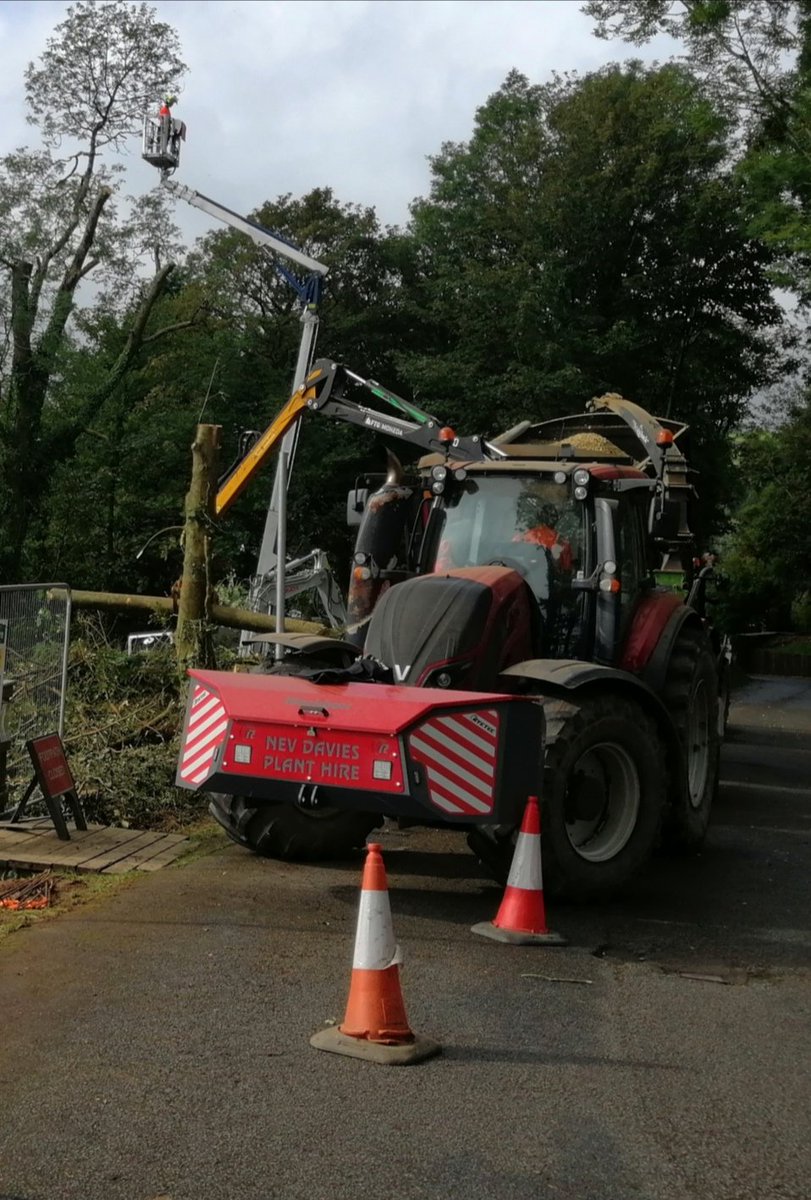 nevdavies4's tweet photo. Was supposed to add these pictures!!! Think I was still in awe of the boi up in the basket with the chainsaw!!! #notforme #edder  as the man said,"it's not the falling , it's hitting the ground that bothers me!!" https://t.co/HokXXS5Fq9