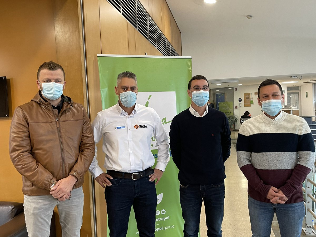santimontoyaSab's tweet photo. “Estamos muy contentos porque después del anuncio del día de ayer, hoy logramos llegar a un acuerdo con @Areametropol @GobAntioquia @InviasOficial dónde se aportarán más de 11 mil millones de pesos para la recuperación total de la Av. Regional en nuestro municipio” https://t.co/7rgEr8pCQv