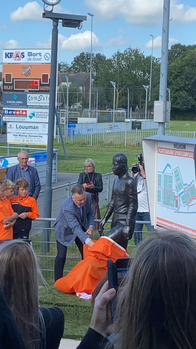 Van Gaal heeft zojuist het standbeeld van Gerrie Mühren onthuld. Te bewonderen op het voetbalterrein van RKAV Volendam. Gigantisch trots!