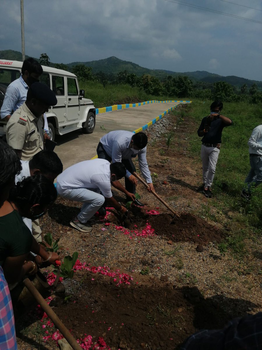 SBMG_BHARUCH's tweet photo. માન ડીડીઓશ્રી તથા માન નિયામકશ્રી જી.ગ્રા.વી.એ. ભરુચ દ્વારા નેત્રગ તાલુકાની મુલાકાત જેમાં ગાલીબા ગામે માધ્યામીક શાળા મનરેગા અંતર્ગત વૃક્ષારોપણ કરવા માં આવ્યું તથા sHG જુથ ને MNUY અંતગત લોન કેશ નું ચેક વિતરણ કરવામાં આવ્યું . https://t.co/NsHIZ7Vhjd