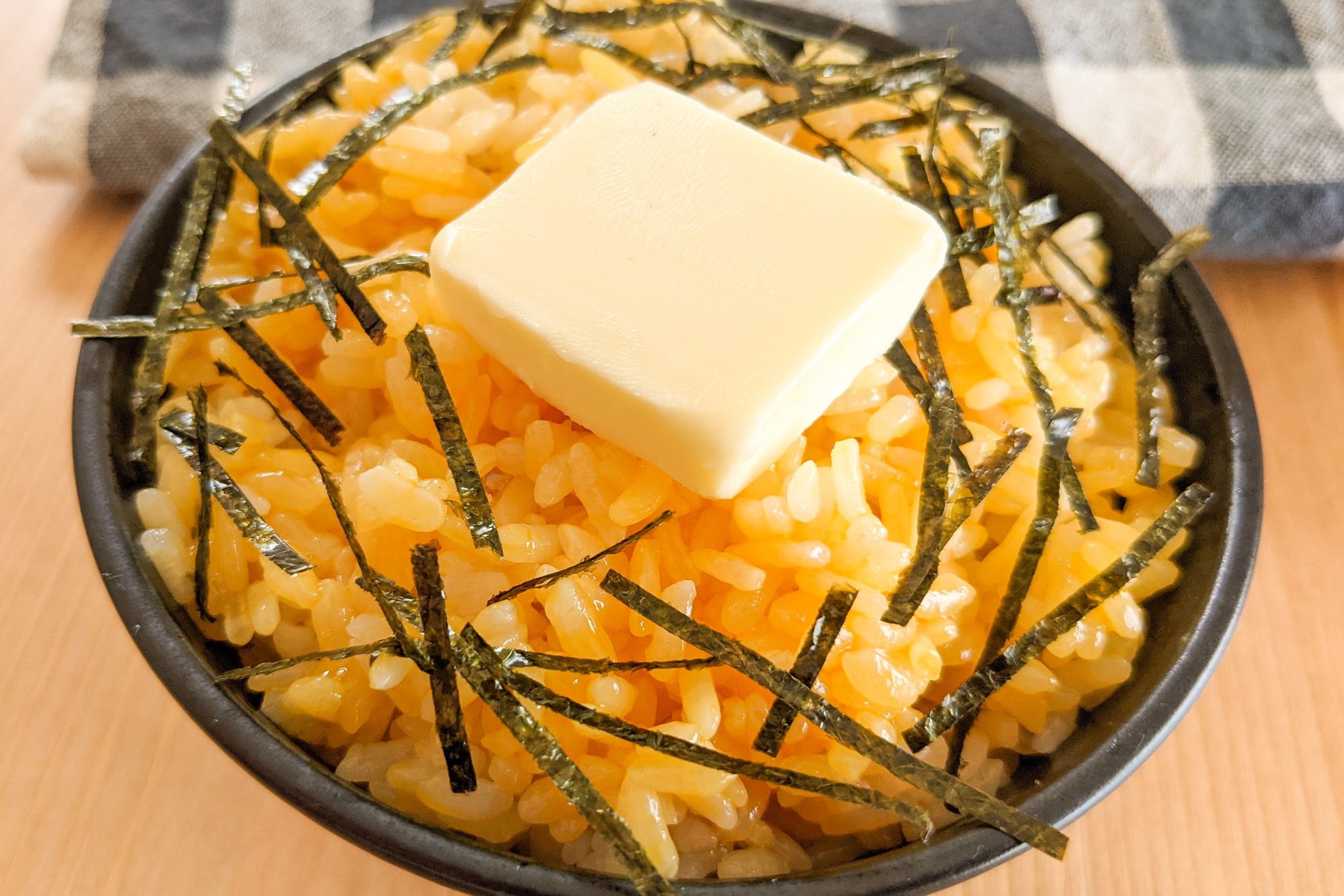 ハマごはん お手軽レシピ On Twitter 悪魔のだしバター卵かけご飯 卵を溶いて だしの素を加えてご飯と混ぜる めんつゆをかけて バター きざみのりをかけて完成 ものすごく豊かな味に仕上がっていて あっという間に完食してしまいます 是非お試し