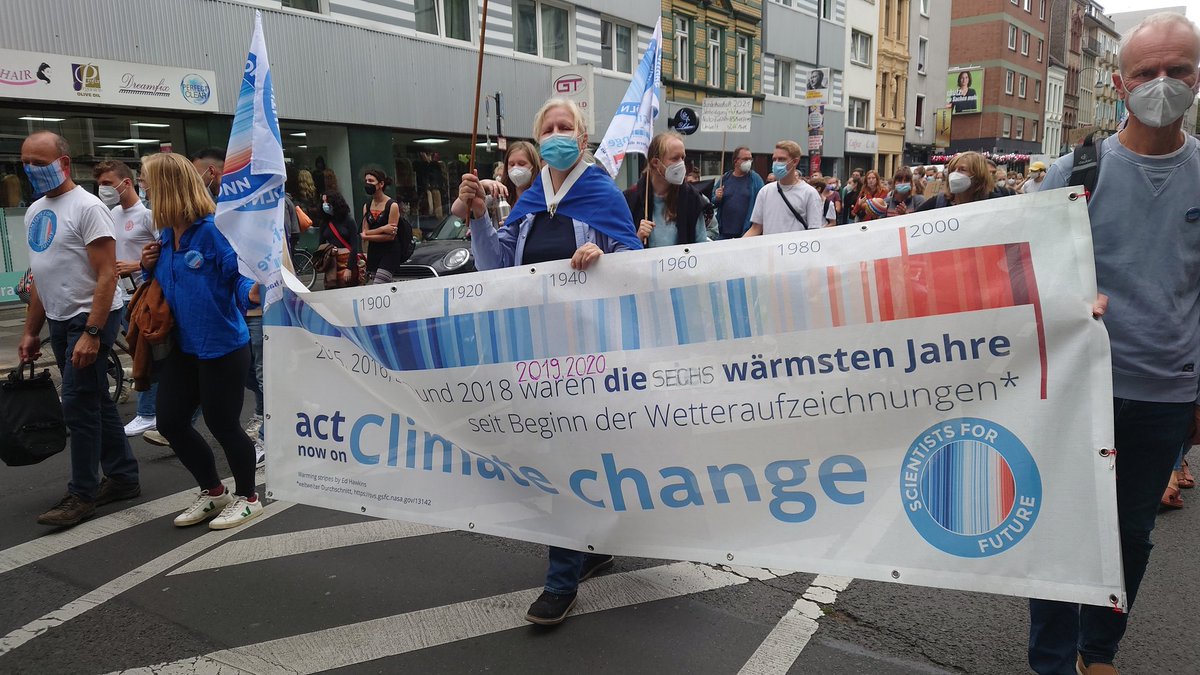 In einem Block laufen zusammen die Vertreter von @s4f_koeln_bonn @parentskoeln @KoelleForFuture @KlimawendeK @KlimaVorAcht @GrueneKoeln @Radkomm und viele weitere Kölner Aktive
#sdg13 #sdg13Klimaschutzmaßnahmen
#endFossils #endCoal #globalclimatestrike #FridaysForFuture