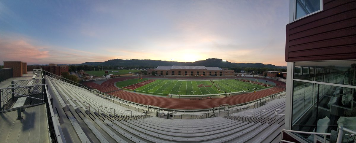 UWLEagleFB's tweet photo. GOOD MORNING, EAGLES 🦅

#TheExperience #d3fb https://t.co/3vjKEFQeap