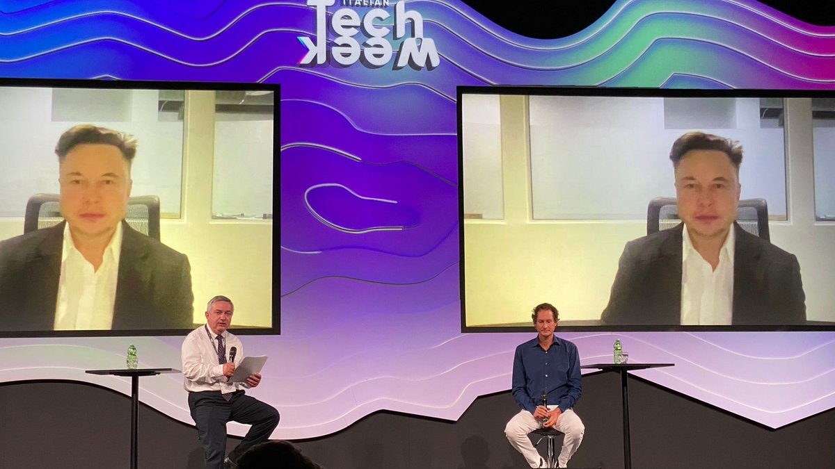 John #Elkann: "Una #Ferrari a guida autonoma sarebbe triste". Alla #ItalianTechWeek, il numero uno di Maranello ha discusso con #ElonMusk di #auto e vari temi, tra cui il #nucleare ---> bit.ly/3CNKEFP