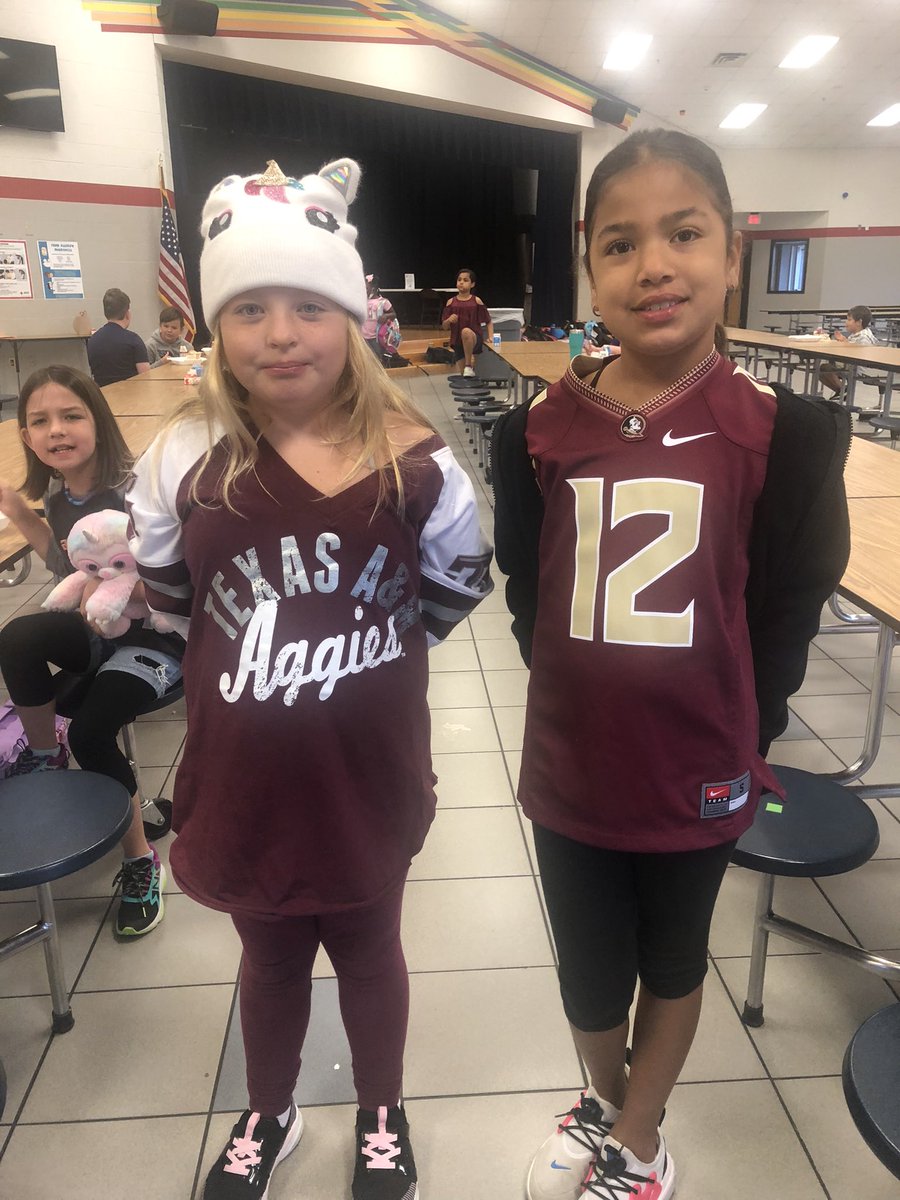 thompsliveskind's tweet photo. Repping our favorite teams for #collegeweek! #mymisd #bearsshine https://t.co/waxMIrYEsk