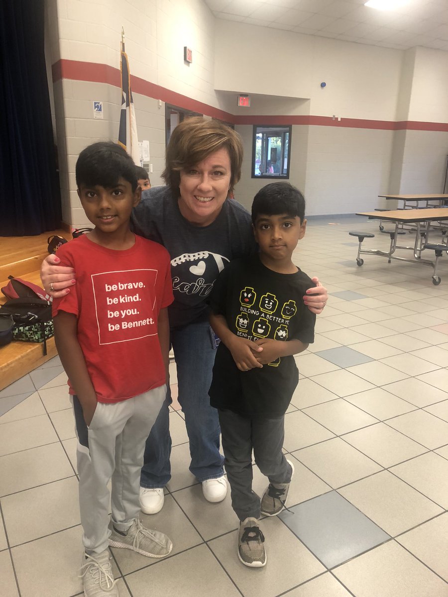 thompsliveskind's tweet photo. Repping our favorite teams for #collegeweek! #mymisd #bearsshine https://t.co/waxMIrYEsk