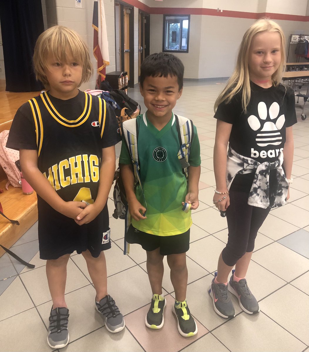 thompsliveskind's tweet photo. Repping our favorite teams for #collegeweek! #mymisd #bearsshine https://t.co/waxMIrYEsk