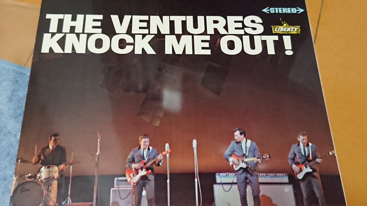 katatetudegogo's tweet photo. @mamocha13478942 #TheVentures #赤盤 #LP も見たらいっぱいあって、初期はほとんどです。この #KNOCKMEOUT #東芝盤 は裏ジャケットが1965年の夏来日のライヴ写真という貴重品。#MelTaylor のサイン入り✨中古なので、真偽のほどは? https://t.co/nFU703MQVj
