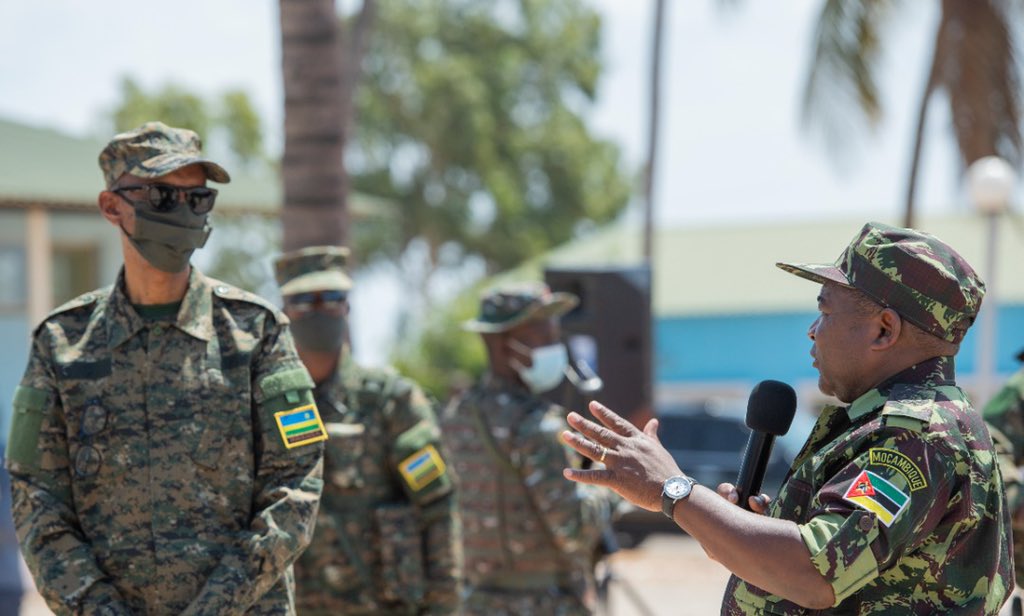 UrugwiroVillage's tweet photo. President Nyusi to President Kagame: Thank you for visiting us. I am grateful to you for giving us soldiers who came to work with other soldiers to protect our country. https://t.co/hAHiGpPWws