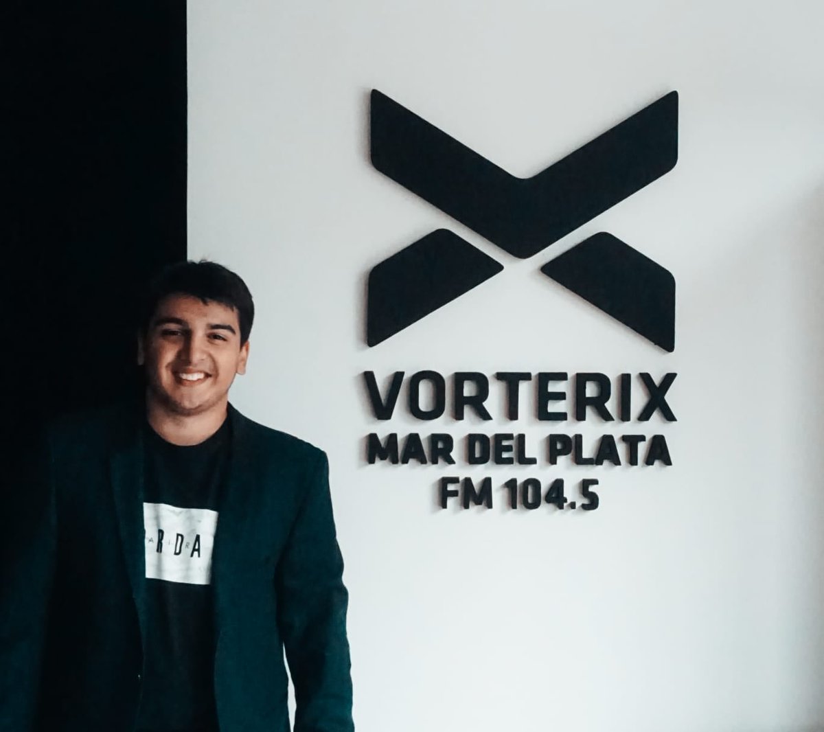 🤩Pura felicidad❗️#alumnosenmedios 
👊 <a href="/LaCassetteOk/">La Cassette</a> en <a href="/Vorterix/">Vorterix</a> #MarDelPlata 
<a href="/LisandroDelgado/">Lisandro</a>  <a href="/EnzoVelazques/">Enzo Velazques</a> <a href="/federicomoreir4/">Federico Moreira</a>  Santi Zudaire son parte de nuestro grupo de estudiantes y ya integran el equipo de VORTERIX!
F E L I C I T A C I O N E S ‼️