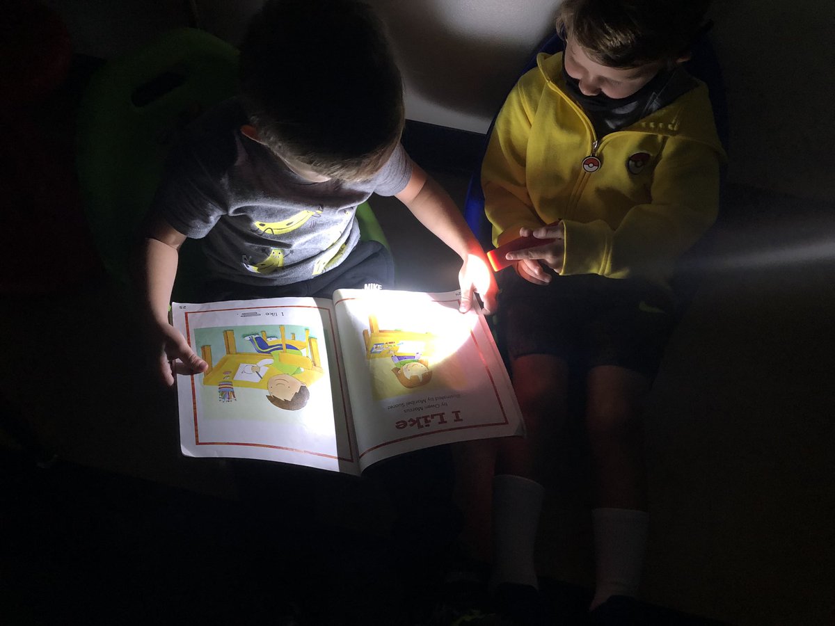 Flashlight 🔦 Friday in #kindergarten 📖 <a href="/JoeWalkerES/">Joe Walker ES</a> #loveJW