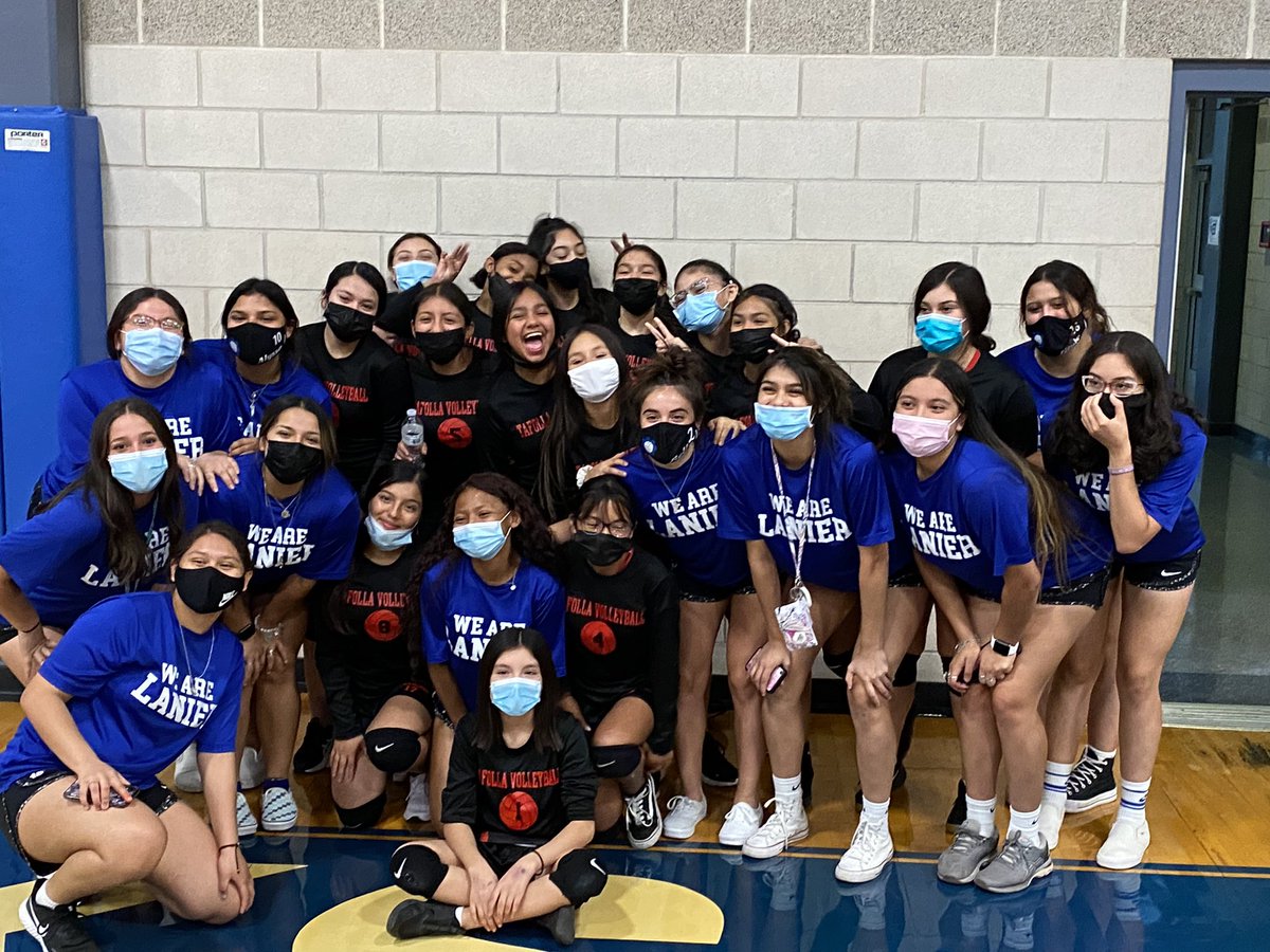 TafollaToros's tweet photo. Former @TafollaToros (and current @SAISDLanier Lady Voks) celebrate with our Lady Toros last night after the game with @@Rhodes_SAISD https://t.co/gHoc1zhROl
